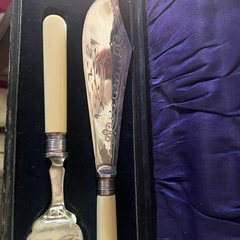 EPNS Vintage Fish Carving Set with Bakelite Cream Handles - Picture 3 of 9